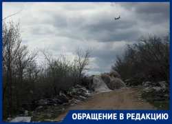 Горы мусора выгружают КамАЗы у Солдатского поля под Волгоградом – видео