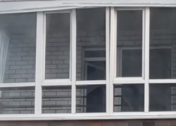 Штормовой ветер выбил оконные рамы в новостройке в Волгограде