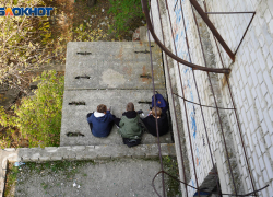 Детские сады массово эвакуируют в Волгограде: родители срочно забирают детей