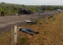 Два парня насмерть разбились в лобовом столкновении ИЖ и грузовика в Волгоградской области