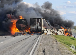 Два грузовика и легковушка загорелись после ДТП под Волгоградом, есть погибший