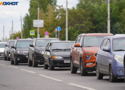 Лучше бы просто дали денег кому хотели: серое будущее для такси предсказал известный политолог