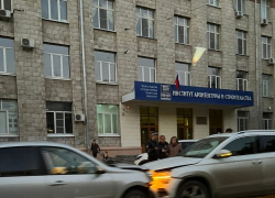 Иномарки столкнулись лоб в лоб возле волгоградского института