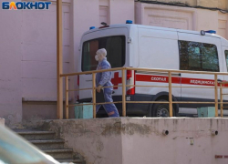 Стояла на дороге посреди ночи: иномарка сбила женщину на юге Волгограда 