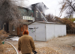 Пережил Гражданскую войну и Сталинградскую битву: фоторепортаж горящего деревянного особняка XIX века