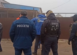 Волгоградский ОМОН нагрянул домой к цыганам: видео