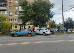 У «Жигули» оторвался багажник: фото с массового ДТП с пострадавшими в Волгограде