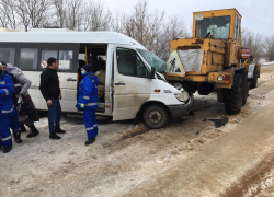 Маршрутка протаранила автогрейдер на трассе в Волгоградской области: подробности аварии