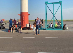 «Выгнали на взлетную полосу»: в Волгограде эвакуировали аэропорт из-за угрозы взрыва