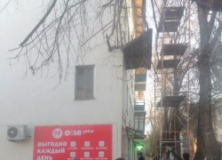Балкон рухнул на мужчину напротив Тракторного рынка в Волгограде