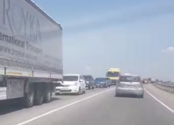 Волгоградцы сняли на видео 20-километровую пробку на море