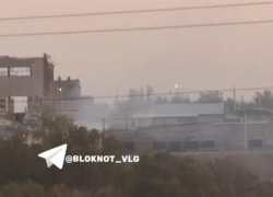 Едкий дым продолжает подниматься над пепелищем волгоградского рынка «Национальный»