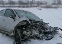 В Волгоградской области Ford занесло под фуру: видео ДТП с заснеженной трассы