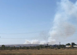 На юге Волгограда тушат сильный пожар 