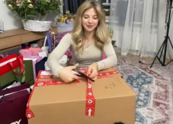 Гигантских размеров посылку получила блогер Аня Покров из Волгограда