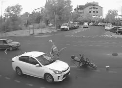 Байкера кувыркнуло с подбросом в ДТП с иномаркой на шоссе Авиаторов