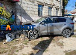 Легковушка влетела в остановку на улице Рокоссовского у центра крови