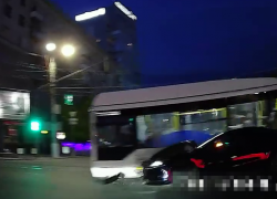 Не проскочил: шок-ДТП с автобусом в центре Волгограда попало на видео 