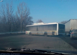 На юге Волгограда автобус протаранил ВАЗ-2114: женщина в больнице