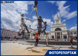 Умотанные как мумии фигуры детей подвесили в центре Волгограда 