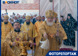 Випы – в храме, волгоградцы – за оградой: как прошло освящение собора Александра Невского 