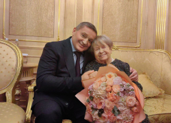 Губернатор Волгоградской области поздравил Пахмутову в Кремле