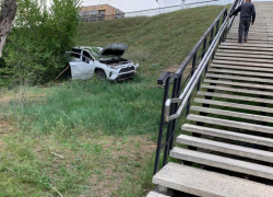В Волгограде в реанимации спасают ребенка из слетевшей с моста Toyota