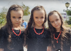 Тройняшки пошли в первый класс в Волгограде – милое видео с линейки