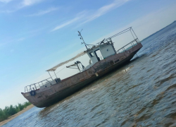 Десять волгоградцев ночью спасали с севшего на мель катера