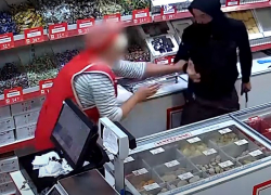 На видео попало, как продавец кричит и бьет консервной банкой грабителя в Волгоградской области