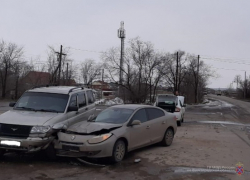 В тройном ДТП с УАЗом под Волгоградом пострадали два человека