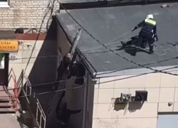 Труп девушки в черном свертке спустили с крыши в Волгограде: видео 