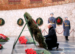 Владимир Путин преклонил колено на Мамаевом кургане 