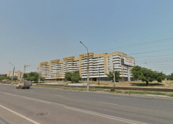 Тело мужчины нашли на козырьке подъезда после падения с 8-го этажа в Волгограде