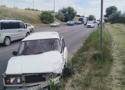 Молодой парень на легковушке протаранил машину у Мамаева кургана: видео