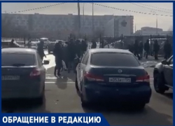 Волгоградцы сняли на видео гигантскую очередь из желающих передать вещи близким в больницу