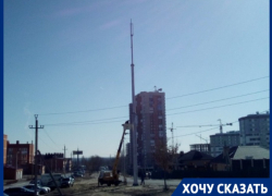 «Не хотим быть в эпицентре излучения»: ликвидировать сотовую вышку требуют жители комплекса «Санаторный» в Волгограде