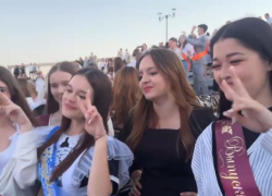 Грандиозная дискотека собрала сотни выпускников в центре Волгограда – видео