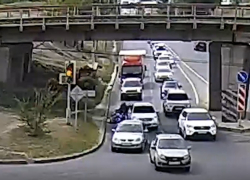 Странное столкновение байка и иномарки попало на видео в Волгограде