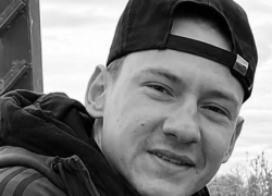 Пропавшего молодого парня нашли мертвым за ТЦ на юге Волгограда 