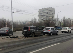 Четыре автомобиля столкнулись на юге Волгограда: двое в больнице
