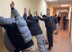 Лицом к стене поставил СОБР мигрантов под Волгоградом 