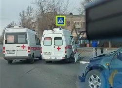 Влетела в ограждение: в Волгоградской области машина скорой помощи столкнулась с иномаркой