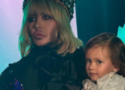 Юная волгоградская модель открыла показ у Сергея Зверева на руках