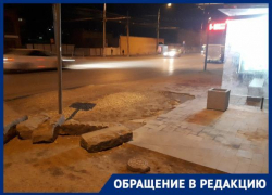 На остановке в Волгограде разбитый асфальт мешает заходить в общественный транспорт