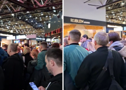 "Толпы в поисках способа уехать": что творится в Шереметьево после глобального сбоя и отмены рейсов