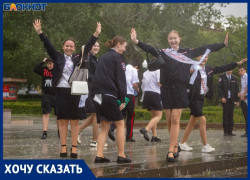 Танцы под дождем устроили промокшие выпускники в Волгограде
