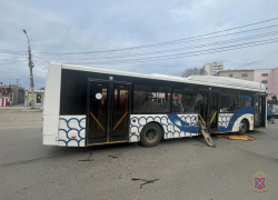 От удара разлетелись окна: кадры с места аварии 55-го автобуса в Волгограде