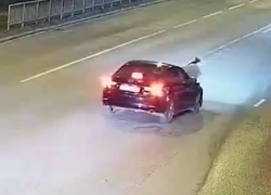 Водитель снес волгоградку на "зеленый": момент жуткой аварии попал на видео