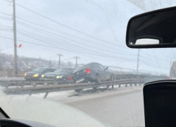 Легковушка повисла на ограждении на юге Волгограда